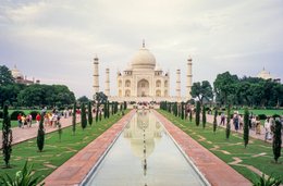 Agra;-Architecture;-Central-axis;-Cypresses;-Garden;-India;-Kaleidos;-Kaleidos-images;-La-parole-à-limage;-Mausoleum;-Mughal;-Mumtaz-Mahal;-Paths;-Pool;-Reflection;-Shah-Jahan;-Stories-Pictures;-Taj-Mahal;-Tarek-Charara;-UNESCO;-Uttar-Pradesh;-Visitors;-World-Heritage